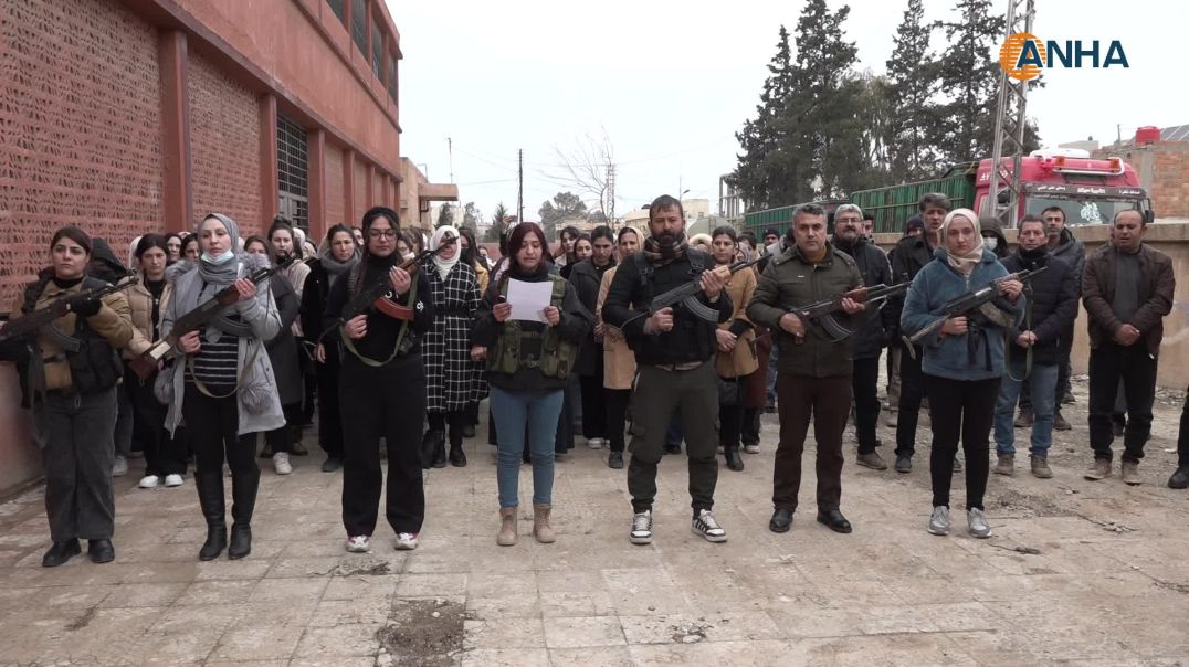 معلمات ومعلمون تركوا التعليم مؤقتاً وتفرغوا لحماية مناطقهم من الهجمات