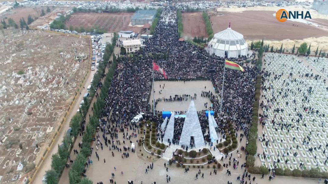 عشرات الآلاف يشيّعون جثامين الشهداء زياد وبروسك ومالك في كوباني