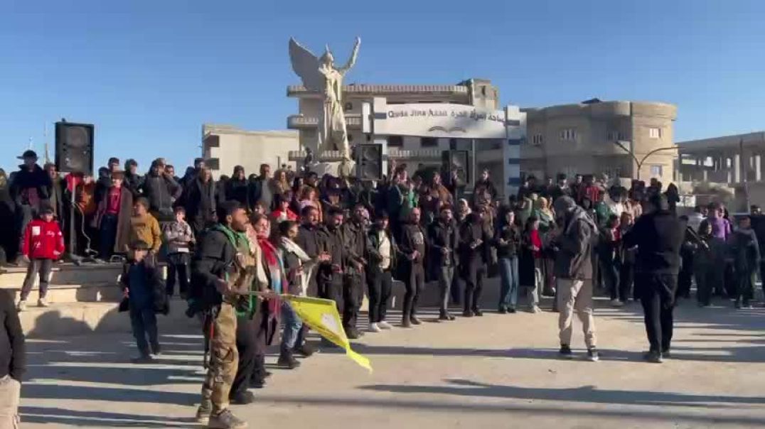 أهالي كوباني بصغارهم وكبارهم في الساحات