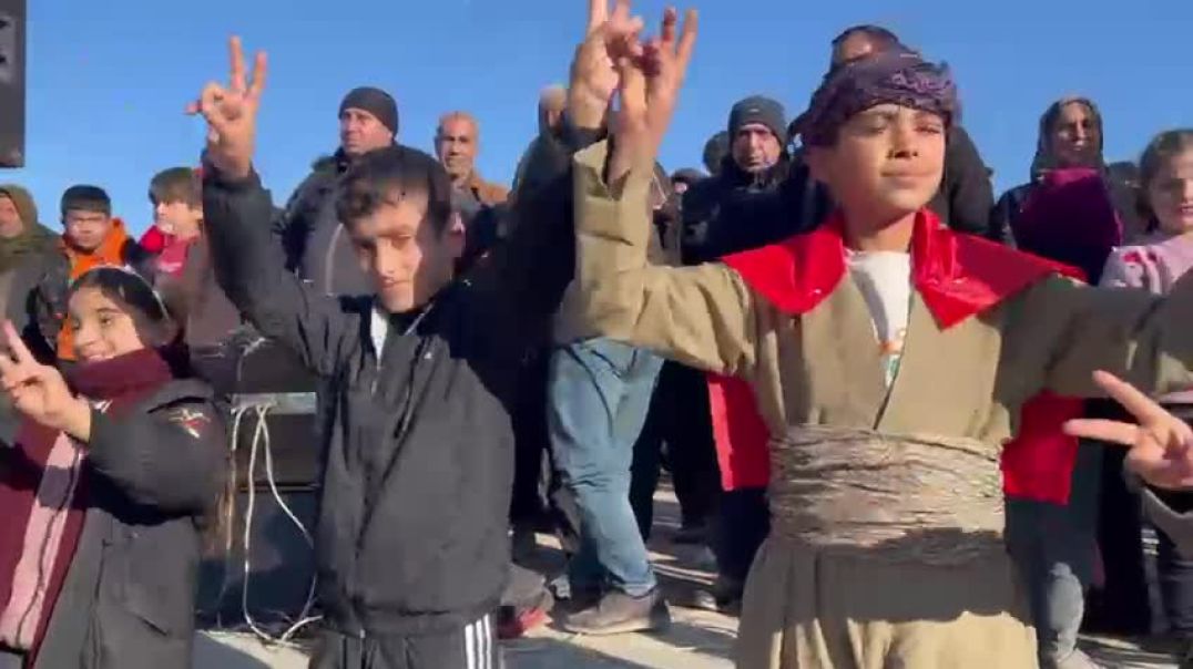 أهالي كوباني بصغارهم وكبارهم في الساحات