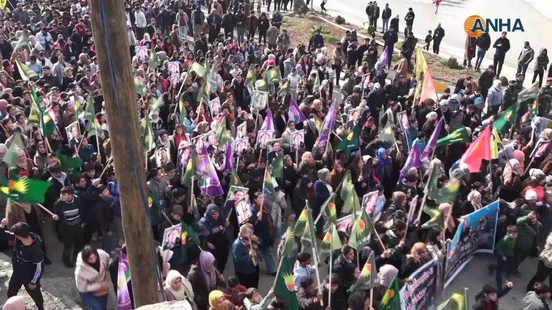 ⁣Bi hezaran kes li Kobanê ji bo şehîdên Parîsê meşiyan