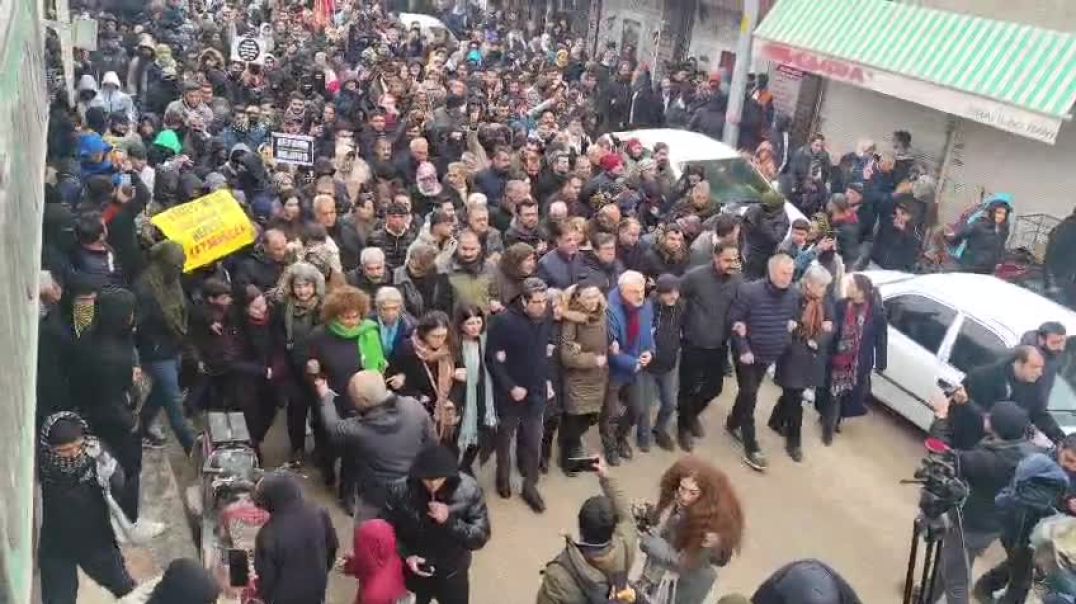 Ji Pirsûsê meşa ber bi sînorê Kobanê ve dest pê kir