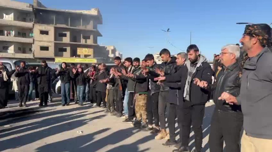 أهالي كوباني بصغارهم وكبارهم في الساحات