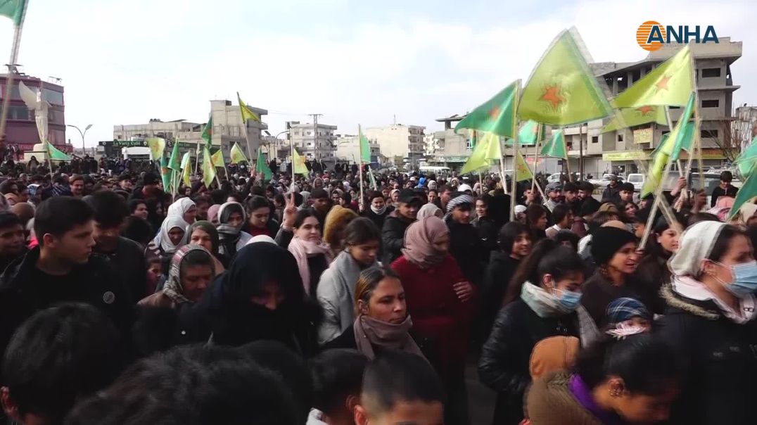 Şêniyên Kobanê bi boneya salvegera rizgarkirina bajarê xwe meşiyan