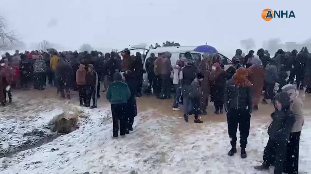 ⁣أهالي كوباني يحتشدون أمام بوابة الحدود مع شمال كردستان