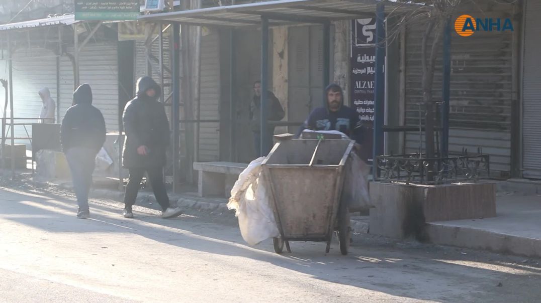 ⁣الاعتماد على عربات الجرّ في تنظيف شوارع الأحياء المحاصرة في حلب