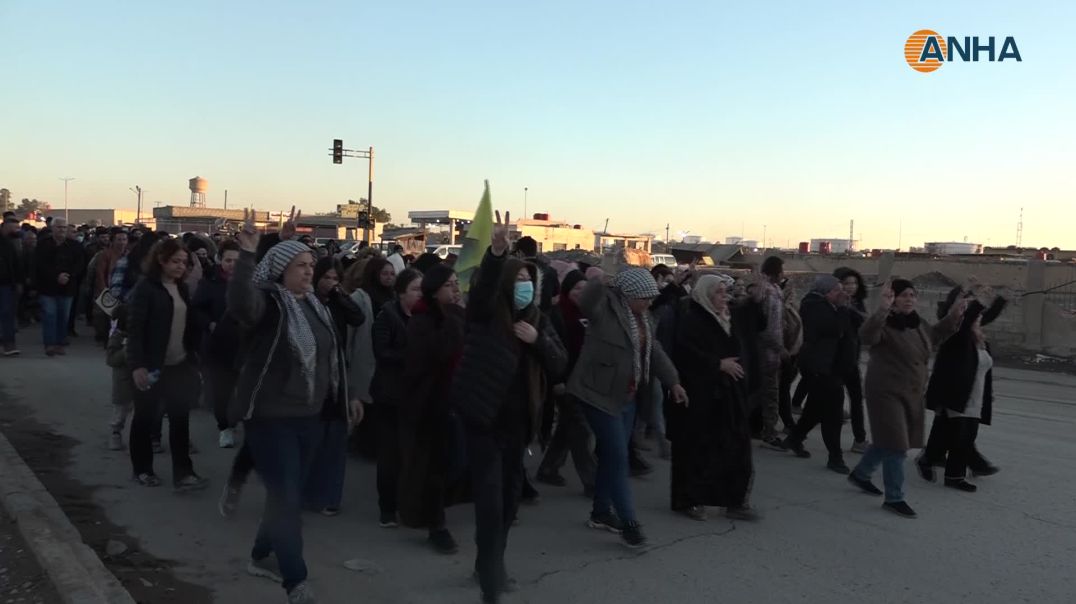 وقفة احتجاجية أمام قاعدة التحالف الدولي تنديداً بالصمت الدولي حول الهجمات على أحياء حلب