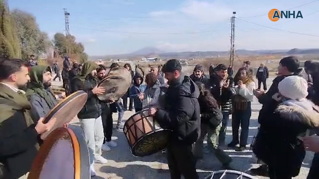 حشود غفيرة تصل إلى معبر سيمالكا لاستقال أبناء جنوب كردستان 