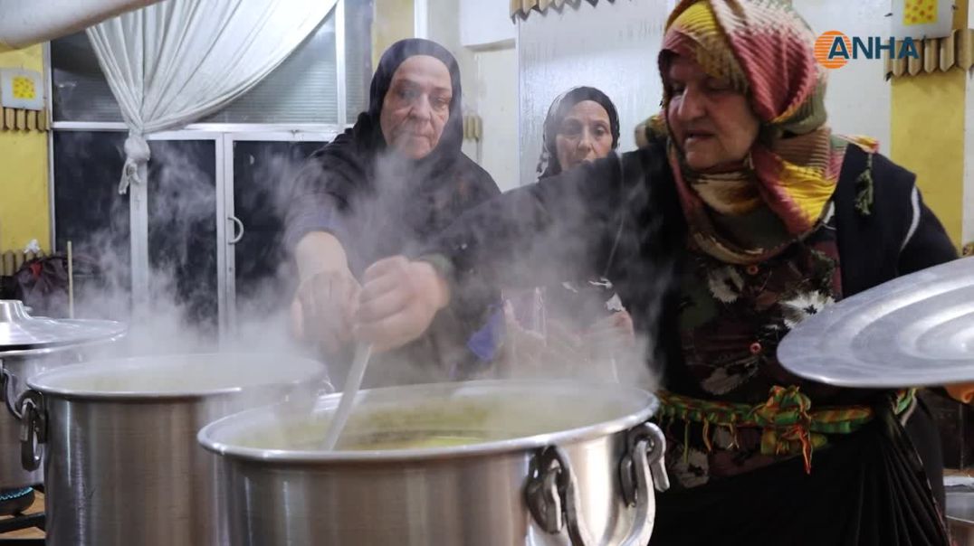 Dayîk ji bo şervanên di çeperan de xwarinê çêdikin