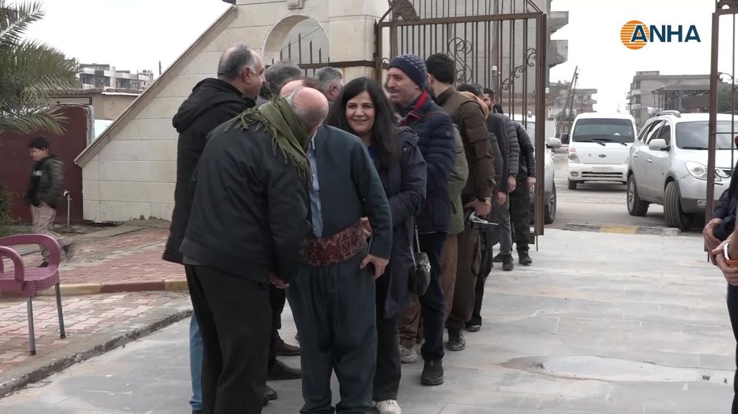 الفنانون والمثقفون الكردستانيون يزورون مزار الشهيد دليل ساروخان