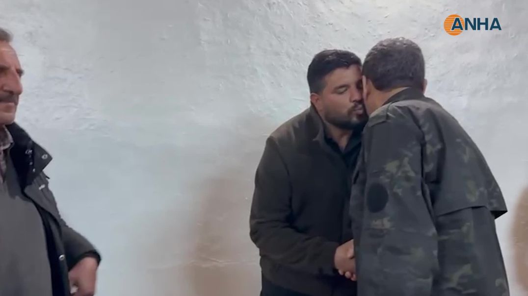 مظلوم عبدي يزور عائلة الشهيد هاشم ديرك