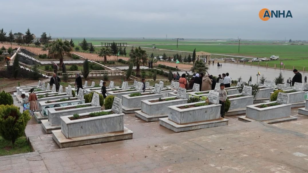 أهالي روج آفا يحيون عيد الفطر بزيارة مزارات الشهداء - تربه سبيه