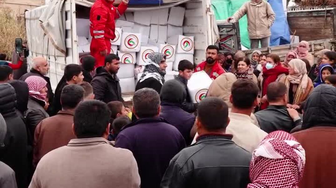 توزيع مساعدات غذائية على الأهالي المحاصرين في ريف كوباني