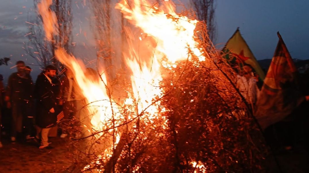 الكرد أصدقاؤهم في لبنان يوقدون شعلة نوروز