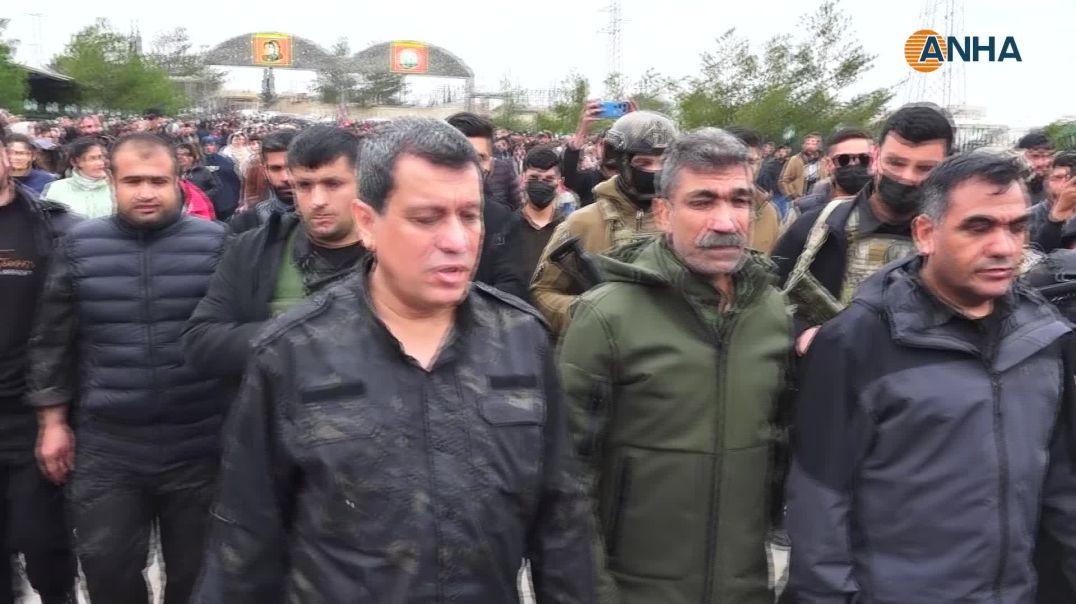 ⁣عشرات الآلاف في كوباني يشيّعون 10 شهداء