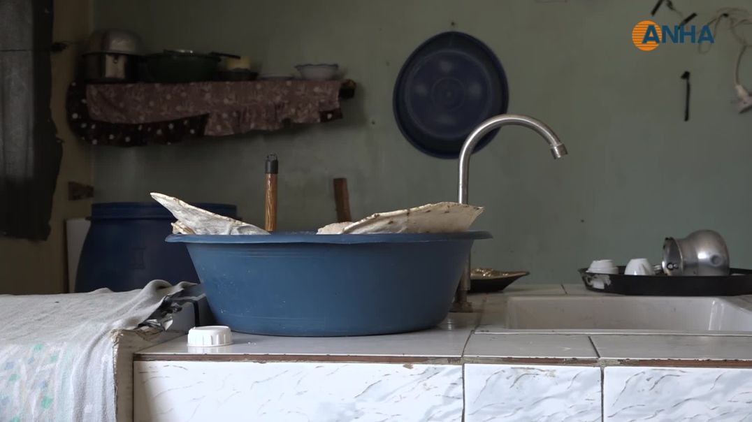 ⁣بين جدران مركز الإيواء.. أم مهجّرة تروي حكاية الفقد والحنين إلى سري كانيه