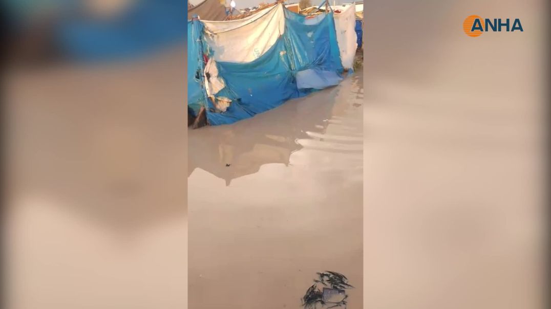 مياه الأمطار الغزيرة تغمر خيم المهجرين في مخيم واشو كاني بالحسكة