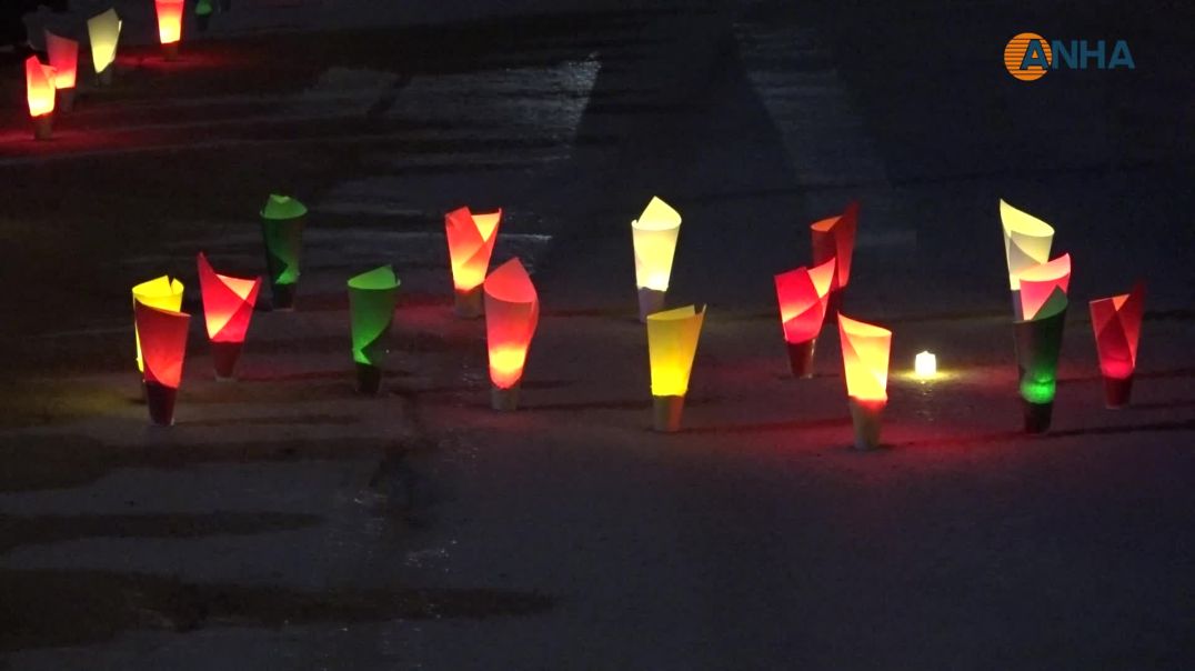 ⁣إشعال الشموع في روج آفا إحياء لذكرى شهداء انتفاضة قامشلو