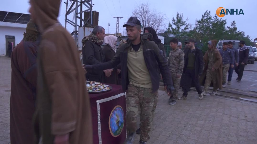 ⁣أهالي روج آفا يحيون عيد الفطر بزيارة مزارات الشهداء - كوباني