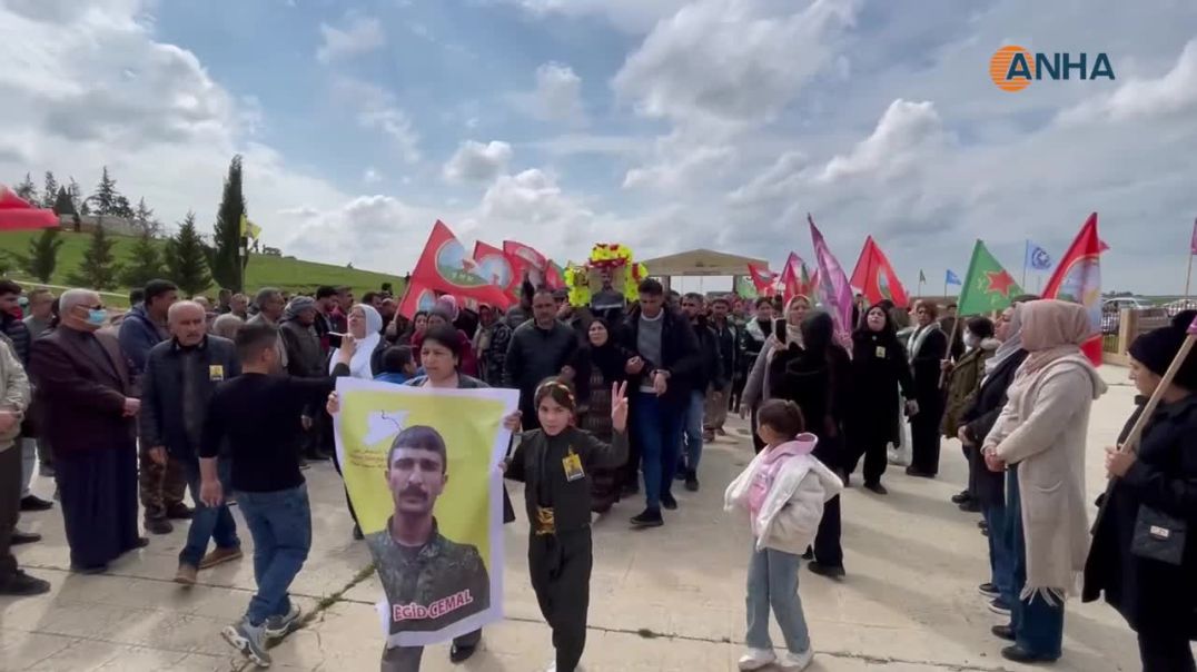 ⁣أهالي تربه سبيه يشيّعون جثمان مقاتل من قوات سوريا الديمقراطية