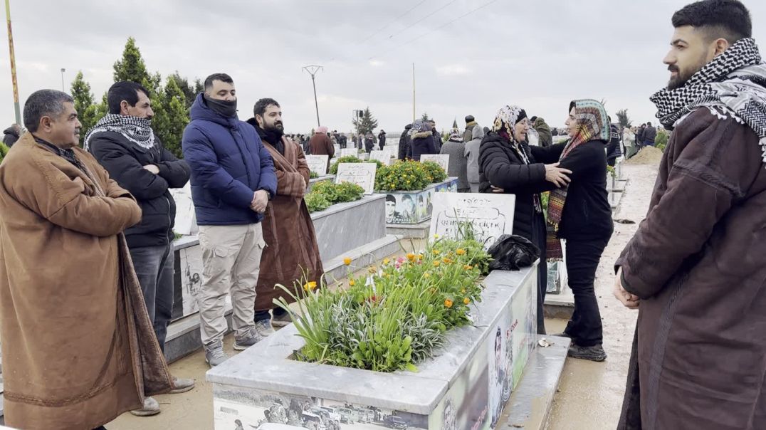 أهالي روج آفا يحيون عيد الفطر بزيارة مزارات الشهداء - الحسكة