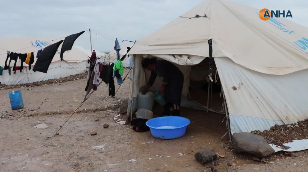 تسرب مياه الأمطار إلى خيام المهجرين في مخيم نوروز بديرك