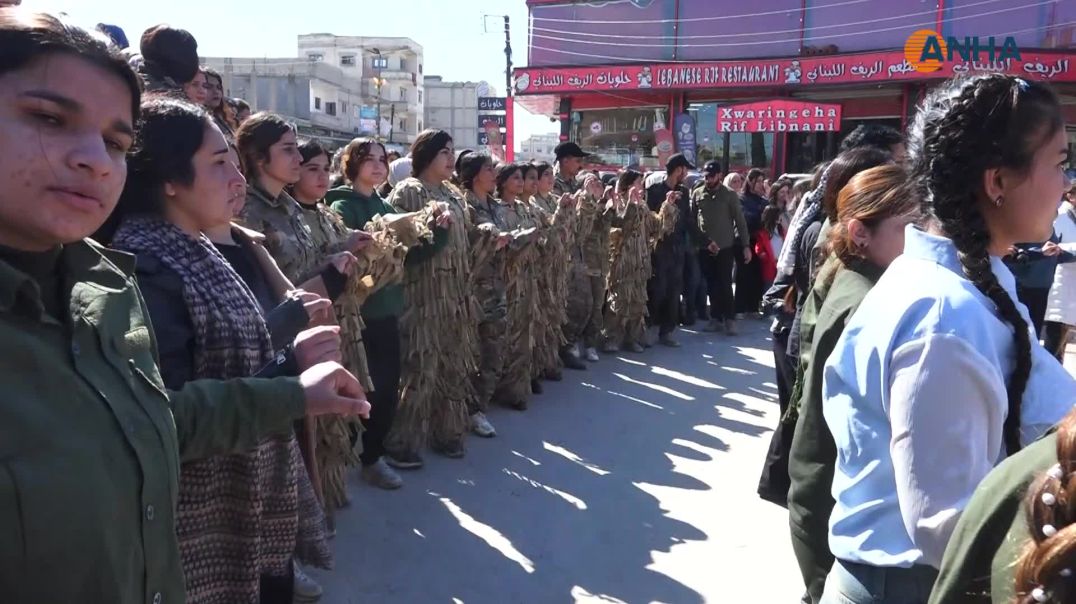 ⁣Li Kobanê jin ji bo piştgiriya YPJ`ê meşiyan