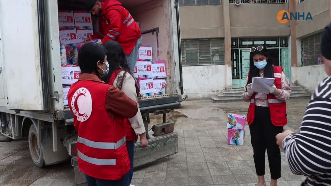 الهلال الأحمر الكردي يوزع 750 سلة غذائية على المهجرين في قامشلو