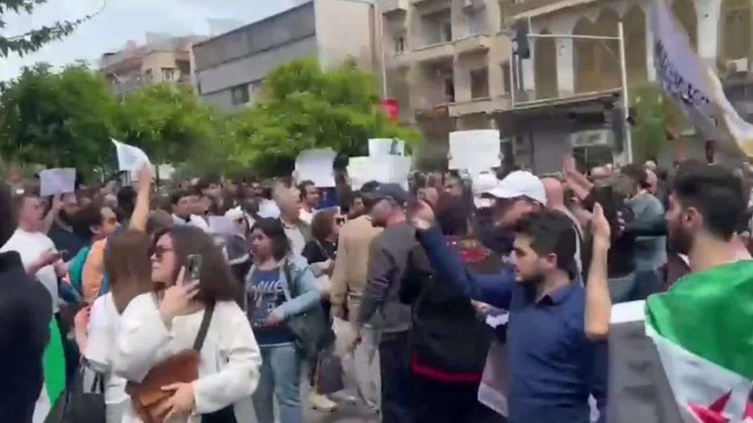 ⁣احتجاج في دمشق يطالب "بالقانون والعدالة"  وسط توترات واعتداءات