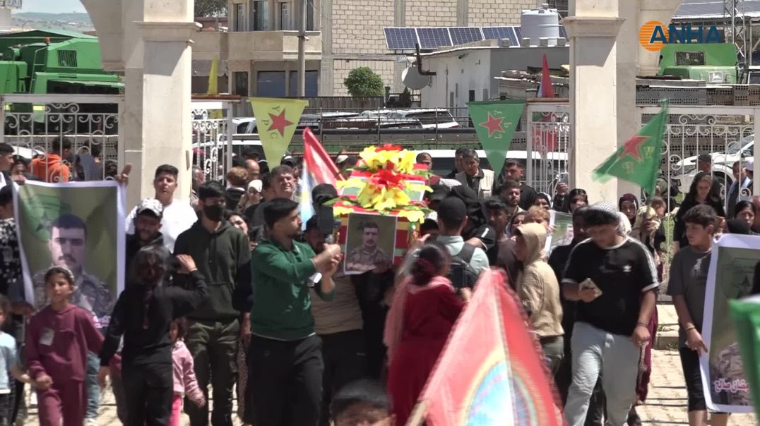 ⁣تشييع جثمان مقاتل في قسد ومراسم غيابية لعضو في الأسايش بعامودا