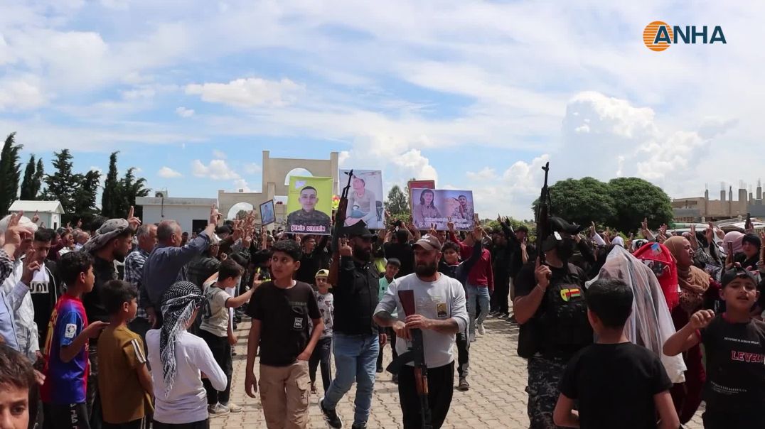⁣أهالي عامودا يشيعون جثمان مقاتل في قسد "دلبرين"