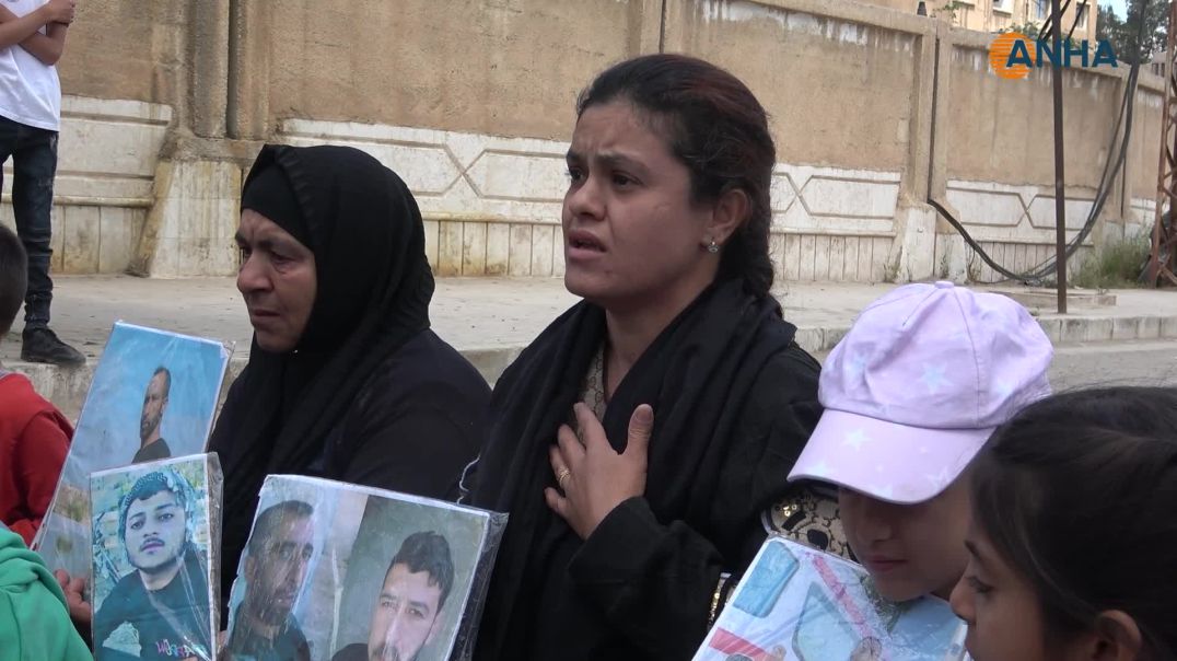 ذوو الأسرى يطالبون بالإفراج عن أبنائهم خلال فعالية أمام مبنى المحافظة