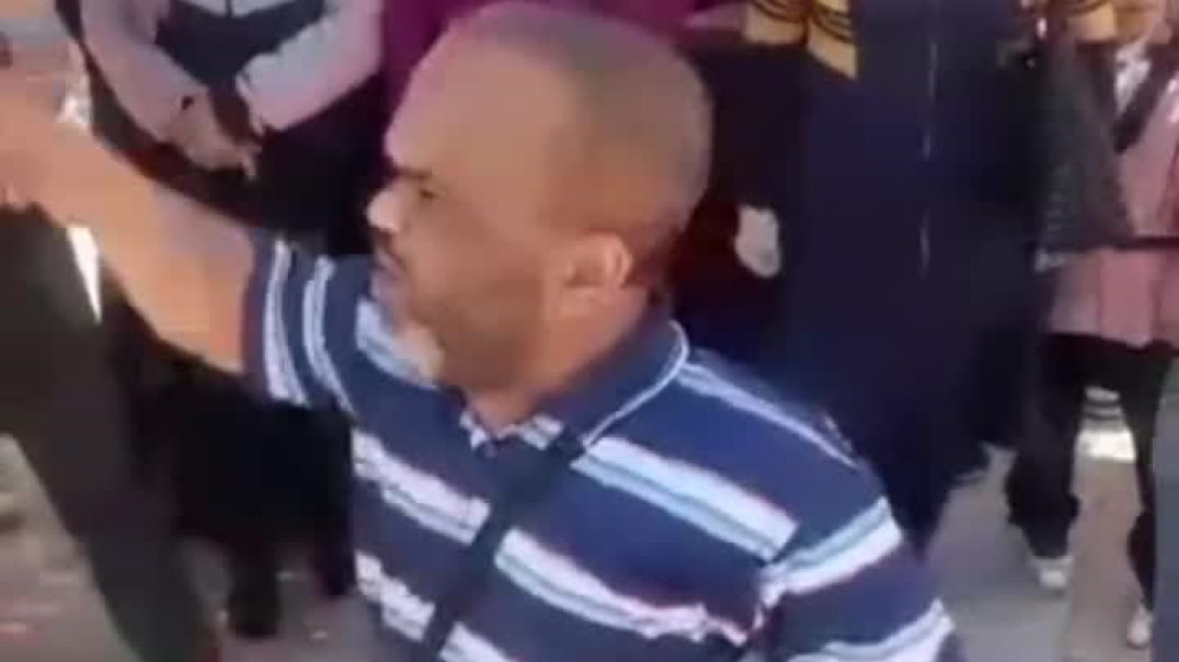 وقفة احتجاجية في دير الزور رفضاً لفصل موظفين من ذوي الهمم