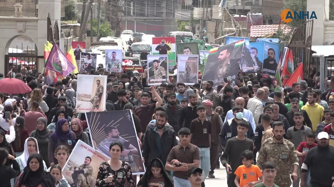 أهالي قامشلو يشيّعون جثامين 7 شهداء ويجددون عهد مواصلة الدرب