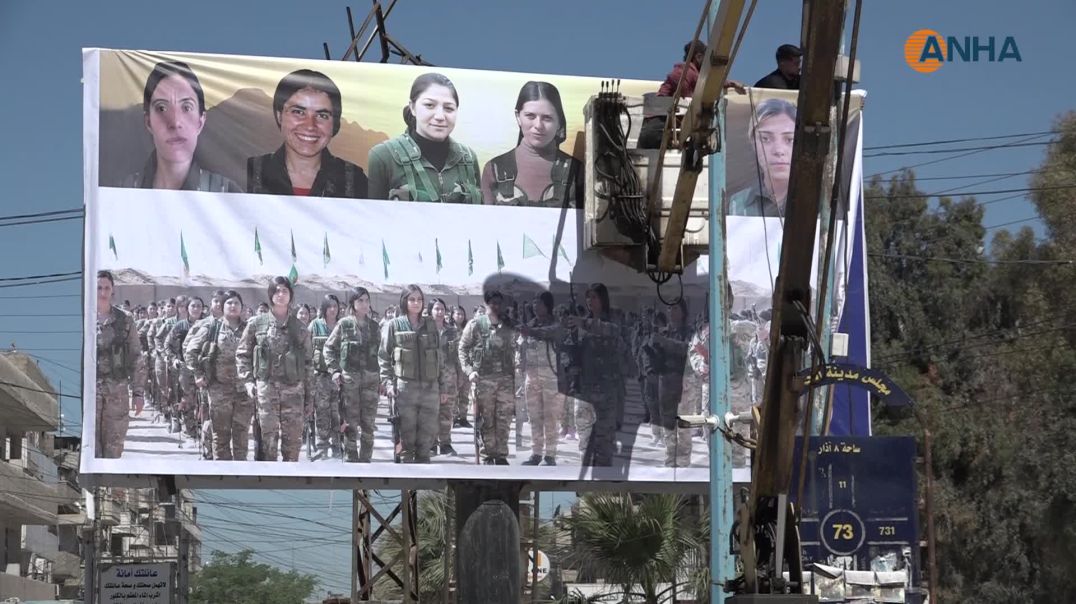 تعليق لافتات تحمل صور شهيداتYPJ  في الحسكة