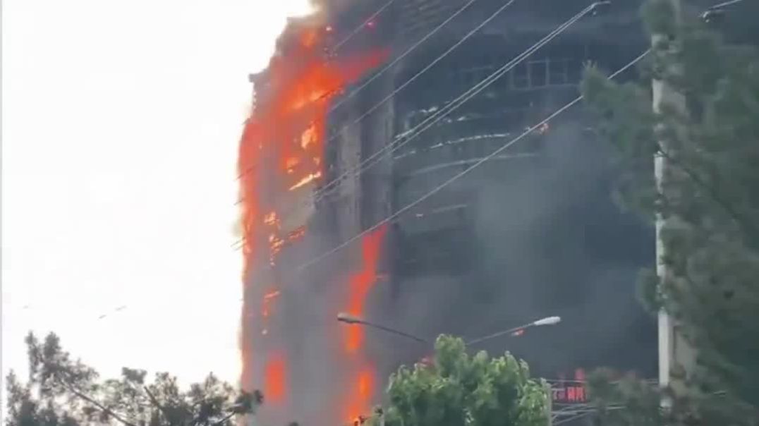 قتلى وجرحى جرّاء حريق بمركز تجاري في إيران