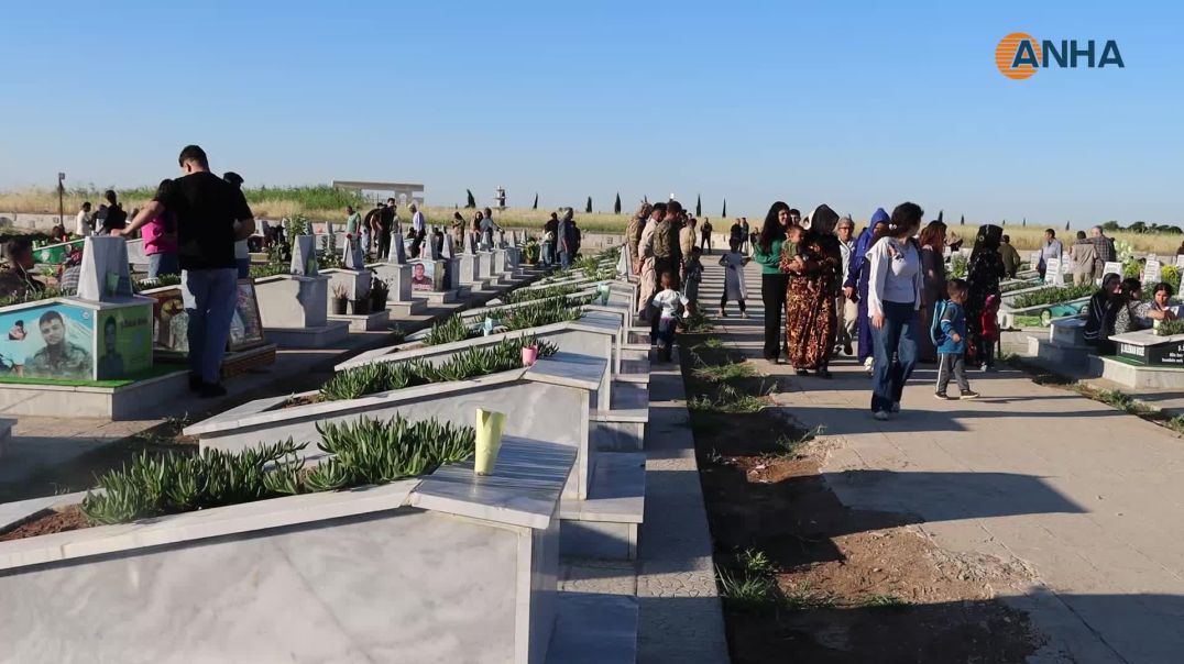 أهالي مدن الجزيرة وكوباني يحيون أول أيام العيد بزيارة مزارات الشهداء - ديرك