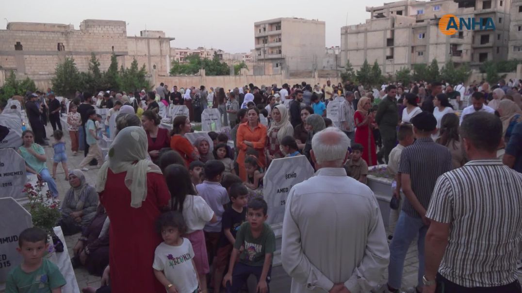 إشعال الشموع على أضرحة شهداء مجزرة كوباني