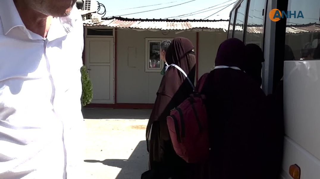 12 عائلة أندونيسية من عوائل مرتزقة داعش تغادر مخيم روج