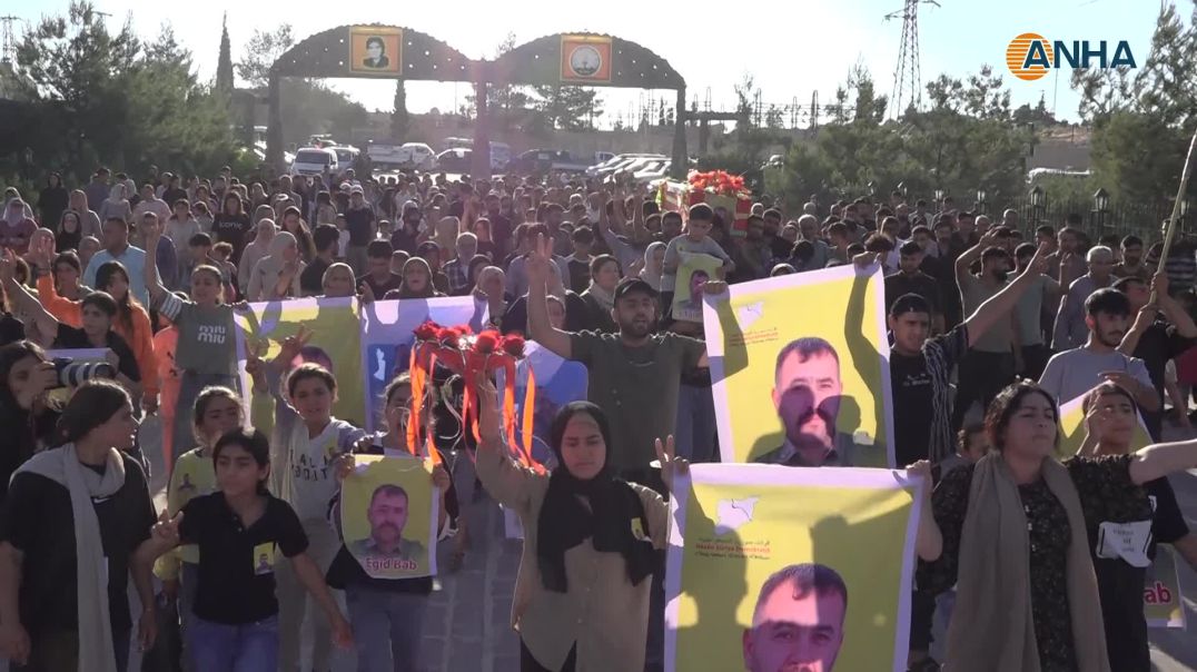 ⁣تشييع جثمان مقاتل من قوات سوريا الديمقراطية في كوباني