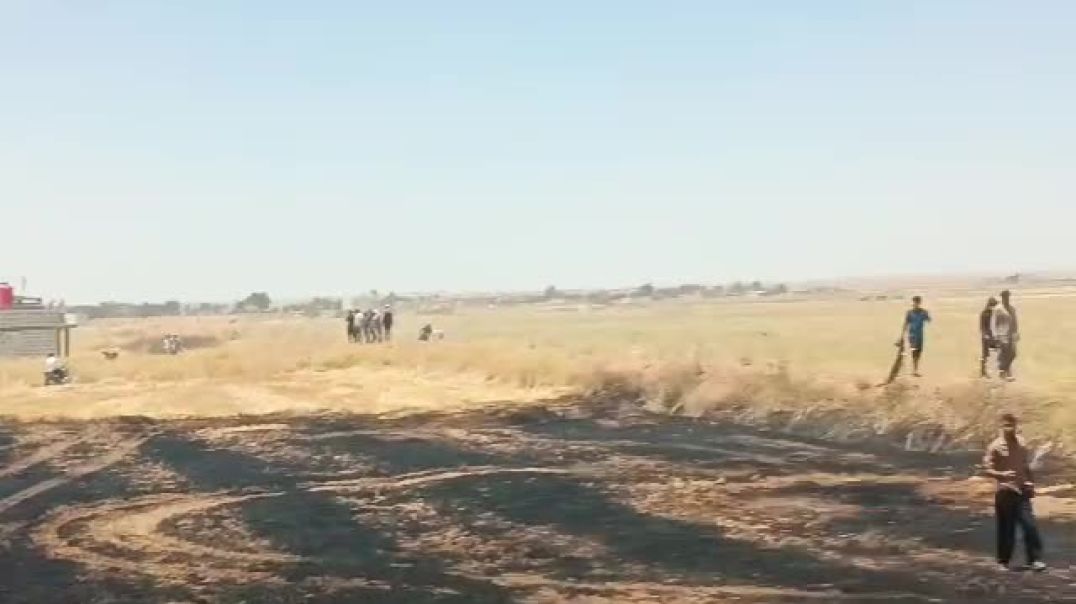 إخماد حريق قرب الطريق الدولي M4 في تل تمر