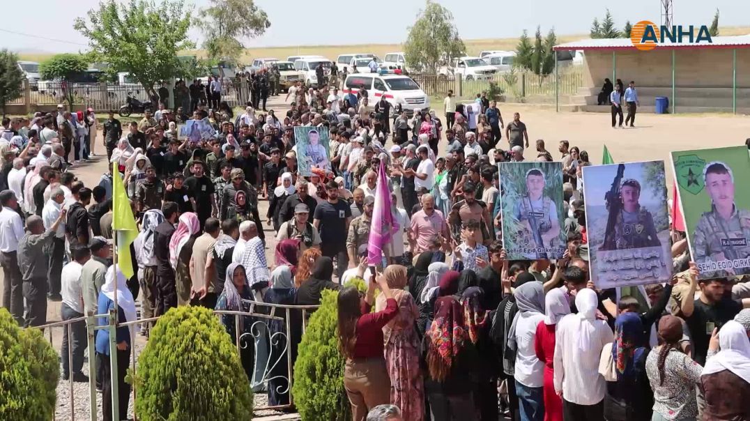 تشييع جثمان مقاتل من قسد إلى مثواه الأخير في ديرك