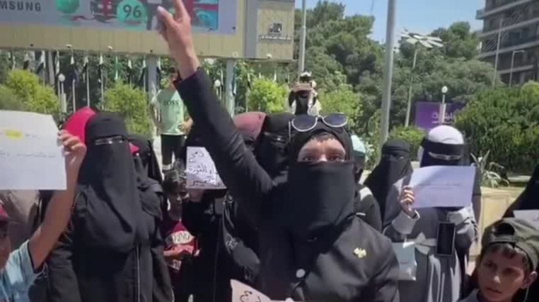 معلمون لم يشملهم "التثبيت" يحتجون في حلب