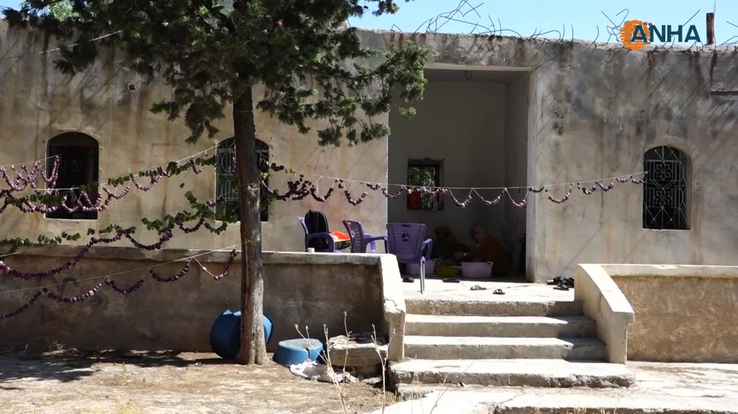 النساء في كوباني يحوّلن خيرات الأرض إلى مونة ومصدر دخل