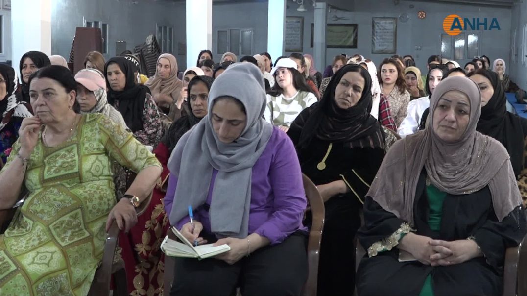 ⁣نساء خلال ندوة حوارية: بناء الدولة الديمقراطية يبدأ بمشاركة المرأة في صنع القرار