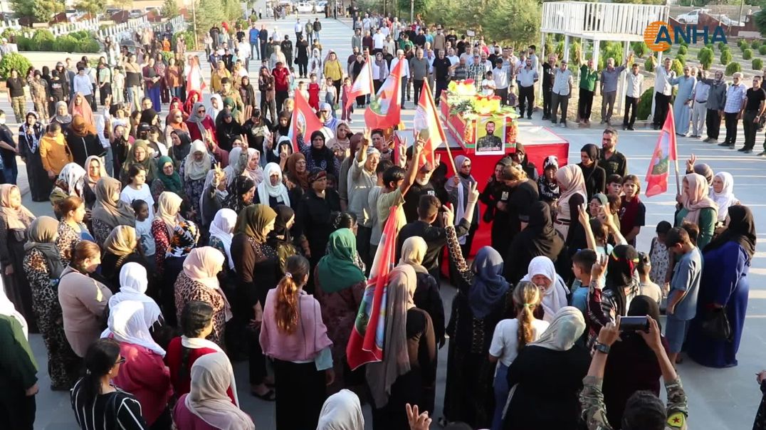 ⁣تشييع جثمان مقاتل من قوات سوريا الديمقراطية في قامشلو