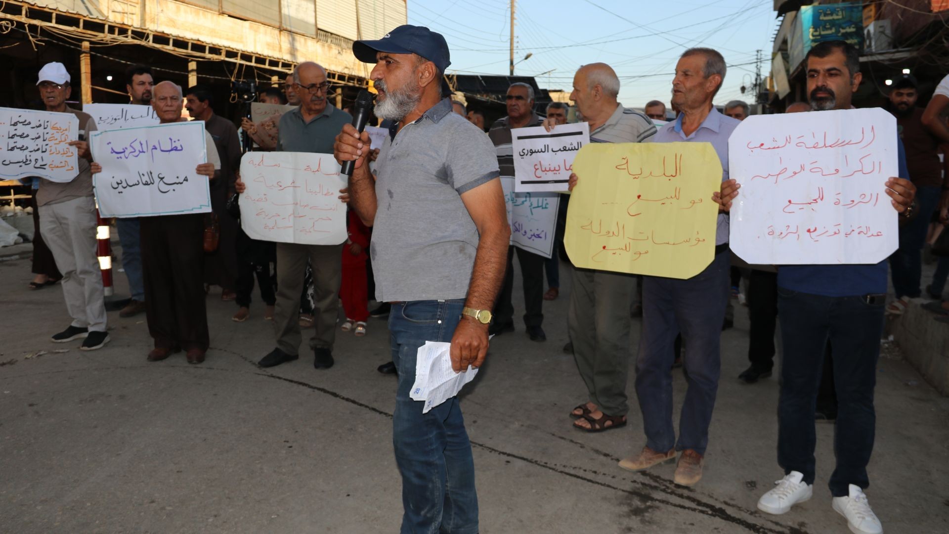 أهالي مدينة قامشلو يحتجون مطالبين بتحسين الأوضاع المعيشية والخدمية