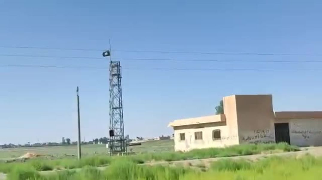 رفع راية داعش وظهور كتابات تمجّد المرتزقة في بلدة الزباري شرق دير الزور