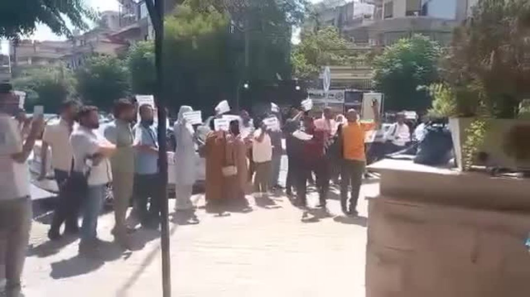 معلمون مفصولون من الرقة يحتجون أمام وزارة التربية في دمشق للمطالبة بإعادتهم إلى العمل