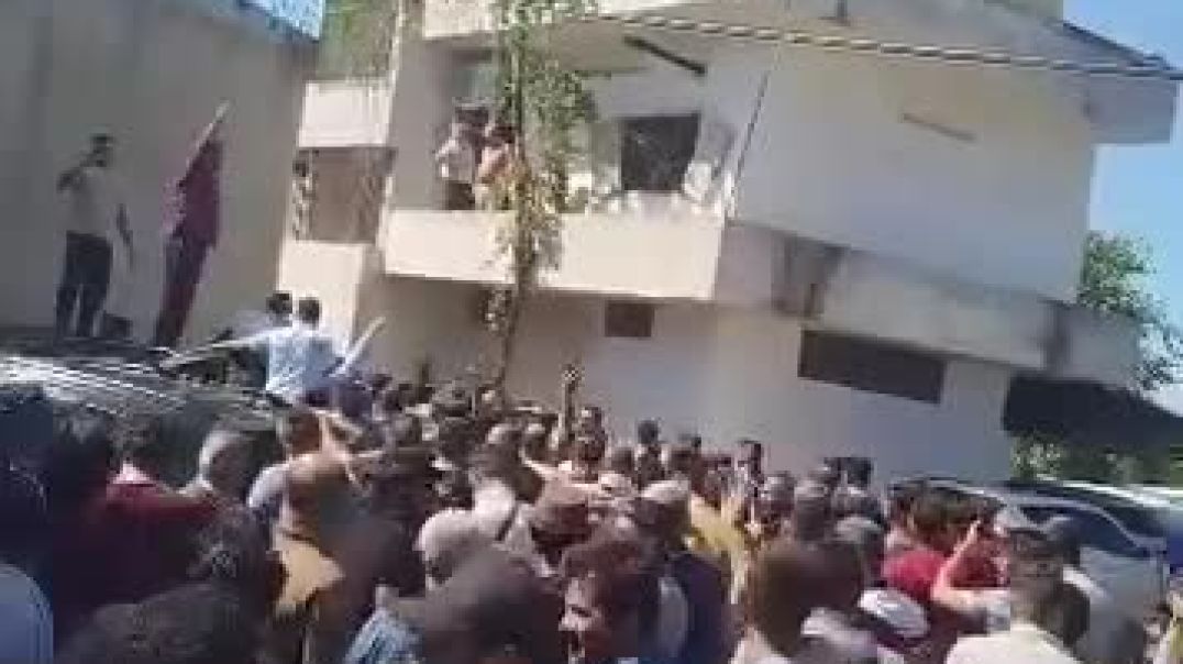 اعتصام سائقي الشاحنات في مرفأ اللاذقية احتجاجاً على "الوصل الخاص" وآلية التحميل